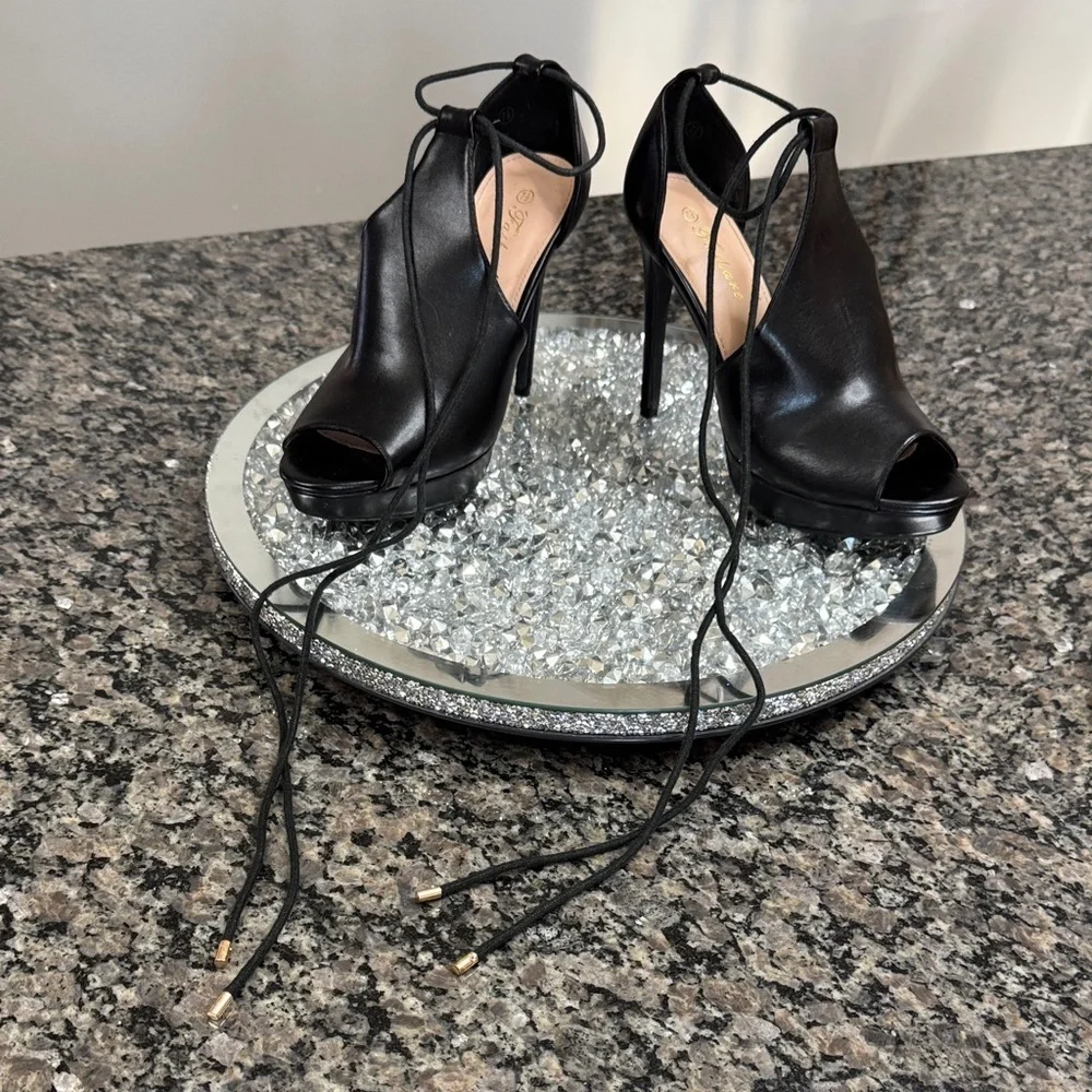 Fashare Black Peep-Toe Heels 7.5